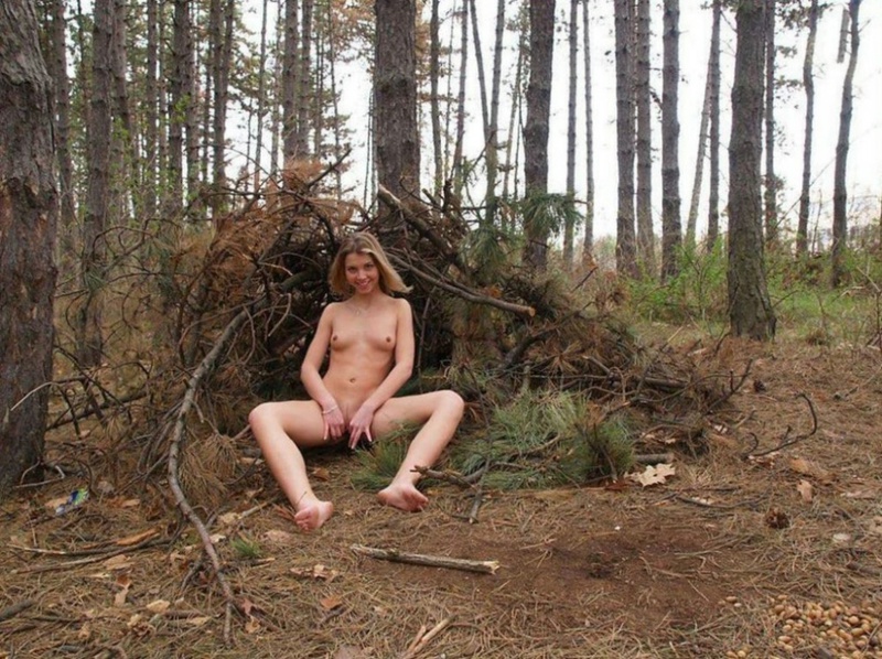 В лесной избушке снимают порно