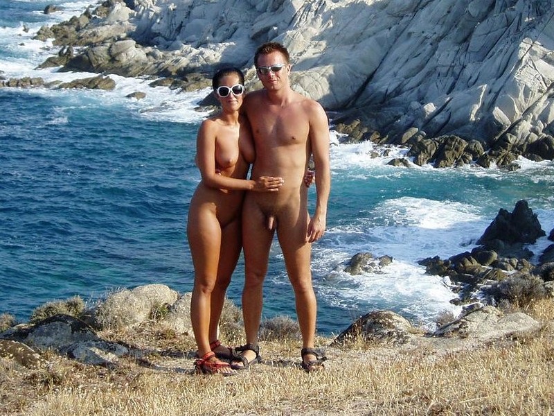 Пара нудистов в отпуске на море - порно фото