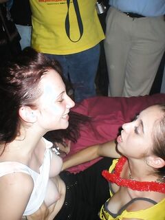 Лесбиянки целуют сиськи на вечеринке в ночном клубе порно фото