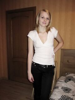 18летняя блондинка снимает розовые трусики на частных снимках порно фото