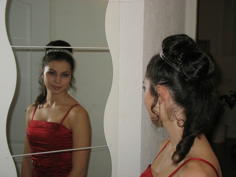 Дама после шалостей стоит в красном платье, собрав волосы порно фото