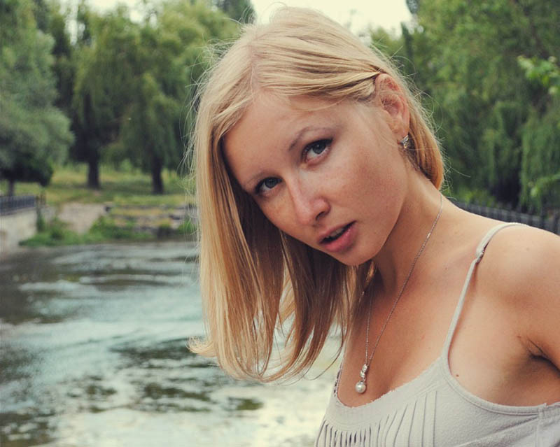 Молоденькая блондинка раздевается в саду порно фото