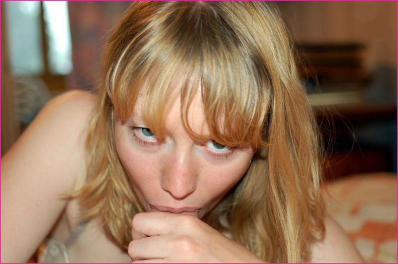 Молодая блондинка сосет член своему парню порно фото