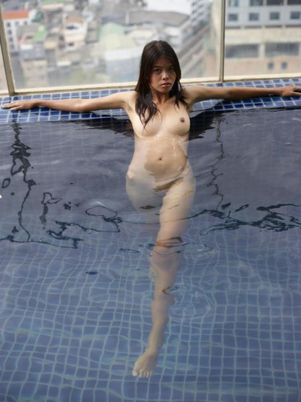 Азиатка отдыхает у бассейна раздетой порно фото