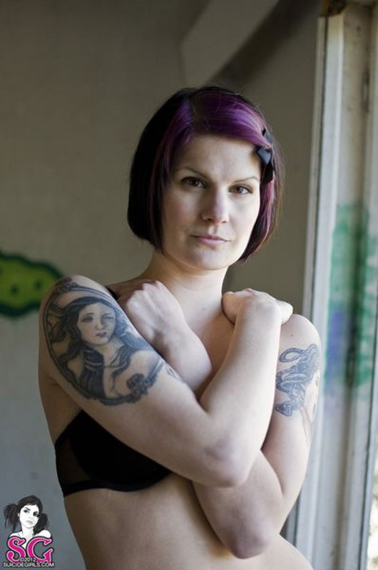 Чертовка с татуировками показывает свои прелести порно фото