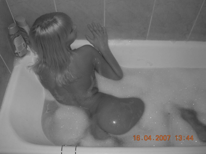 Блондинка позирует голая в ванной порно фото