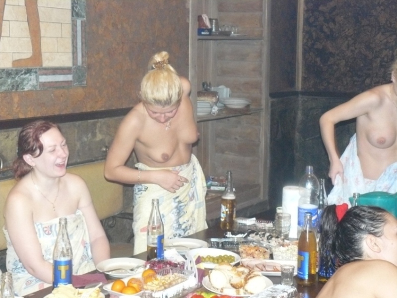 Толпа пьяных девушек устроила лесбийскую оргию в сауне порно фото
