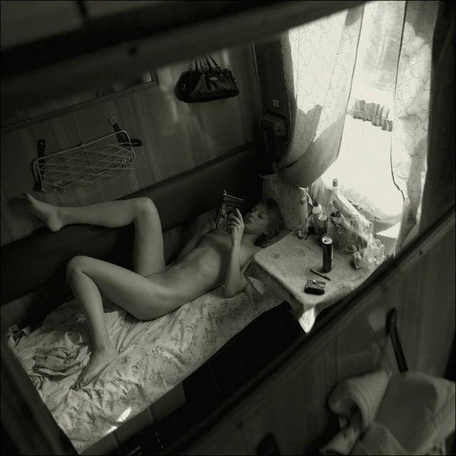 Сексуальные девушки в поезде едут голыми порно фото
