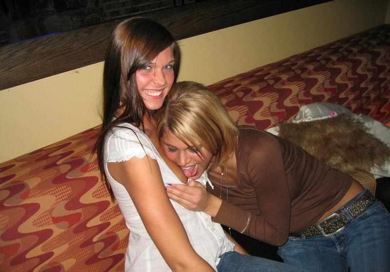 Лесбиянка играется с подругой и мастурбирует киску порно фото
