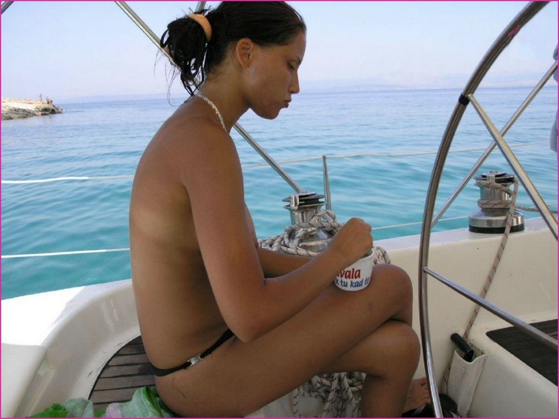 Брюнетка в трусах показывает сиськи катаясь на яхте порно фото