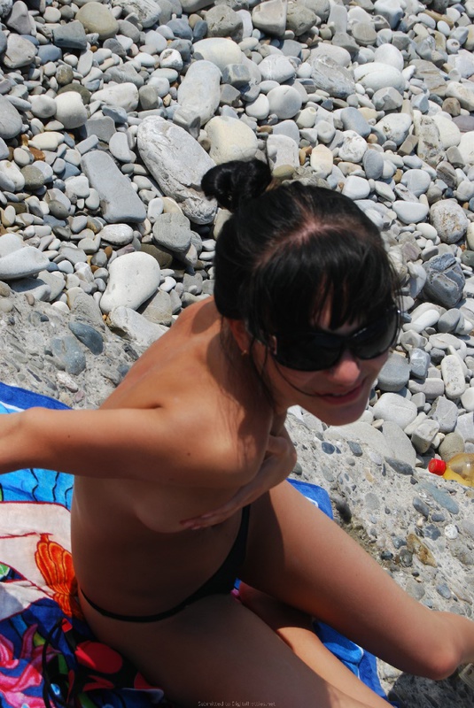 Молоденькие красотки отдыхают на пляже порно фото