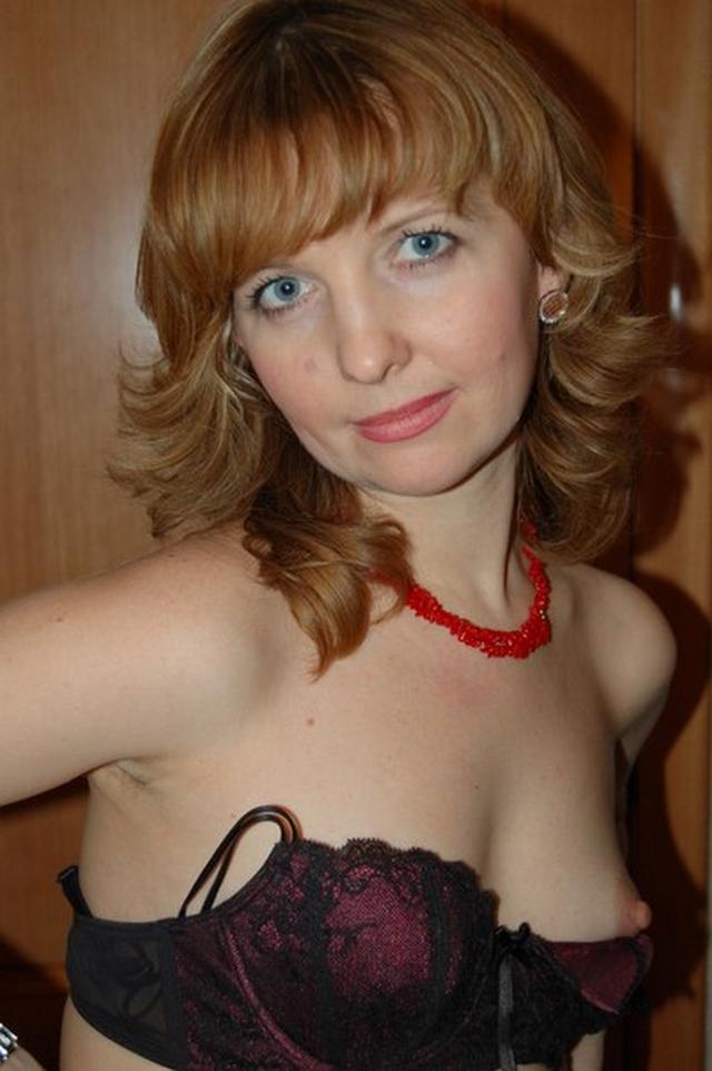 Жена демонстрирует письку в сексуальном белье порно фото