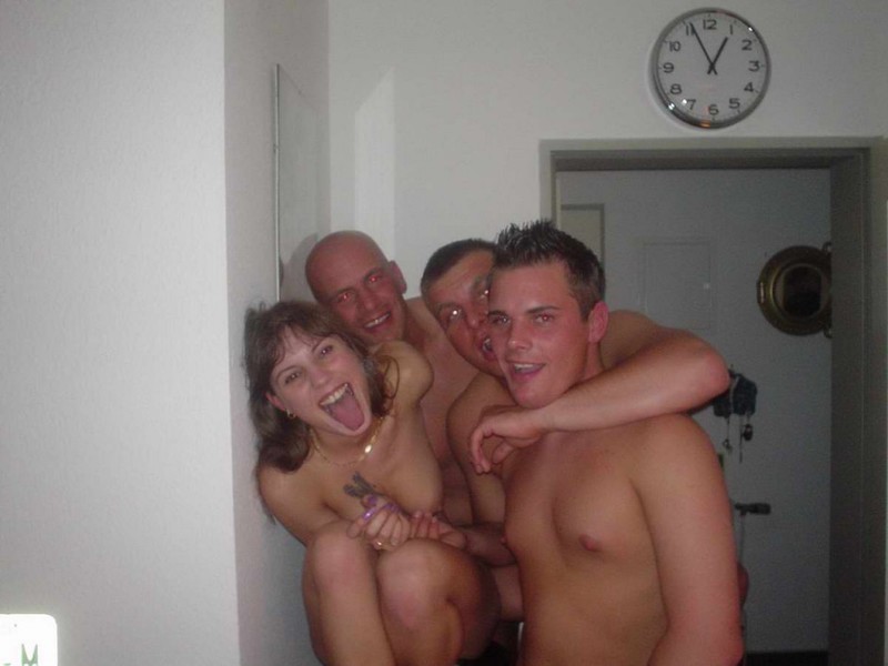 Пьяная еврейка разделась и три любовника пустили её рот по кругу порно фото