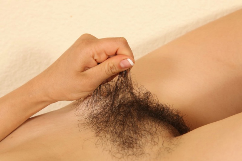 Голая брюнетка с густо волосатой вагиной и подмышками порно фото