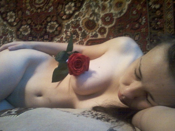 Русские девушки светят интимными местами в откровенных позах порно фото