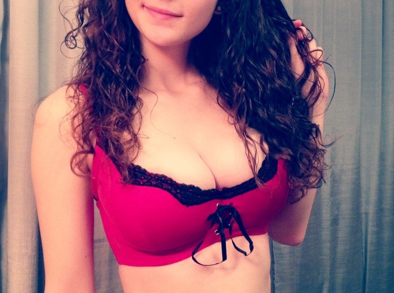 18-летняя блогерша с натуральной грудью 4 размера оголяется у себя дома порно фото
