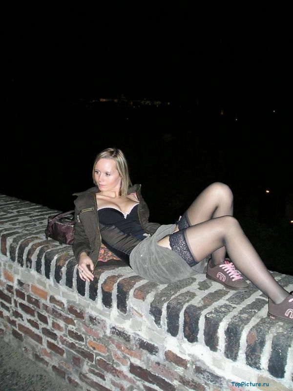 Русская блонда демонстрирует тело на камеру порно фото