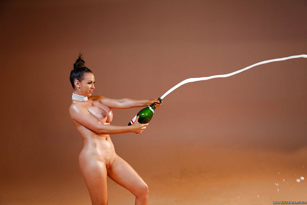 Голая милфа Nikki Benz обливается шампанским порно фото