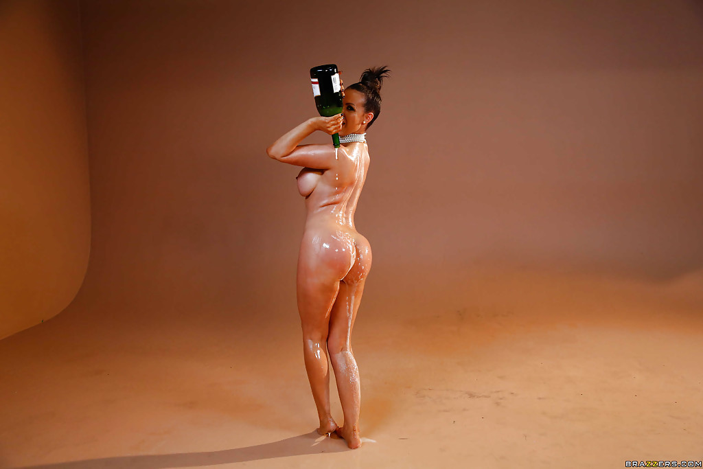 Голая милфа Nikki Benz обливается шампанским порно фото