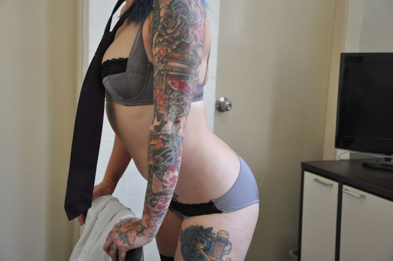 Татуированная ботанша в очках разделась в постели порно фото