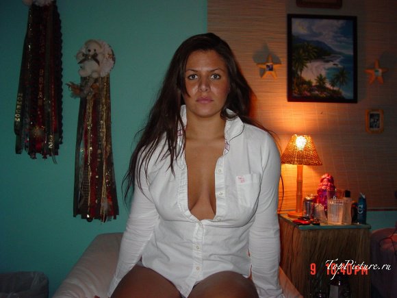 Полненькая пышка в нижнем белье позирует дома порно фото