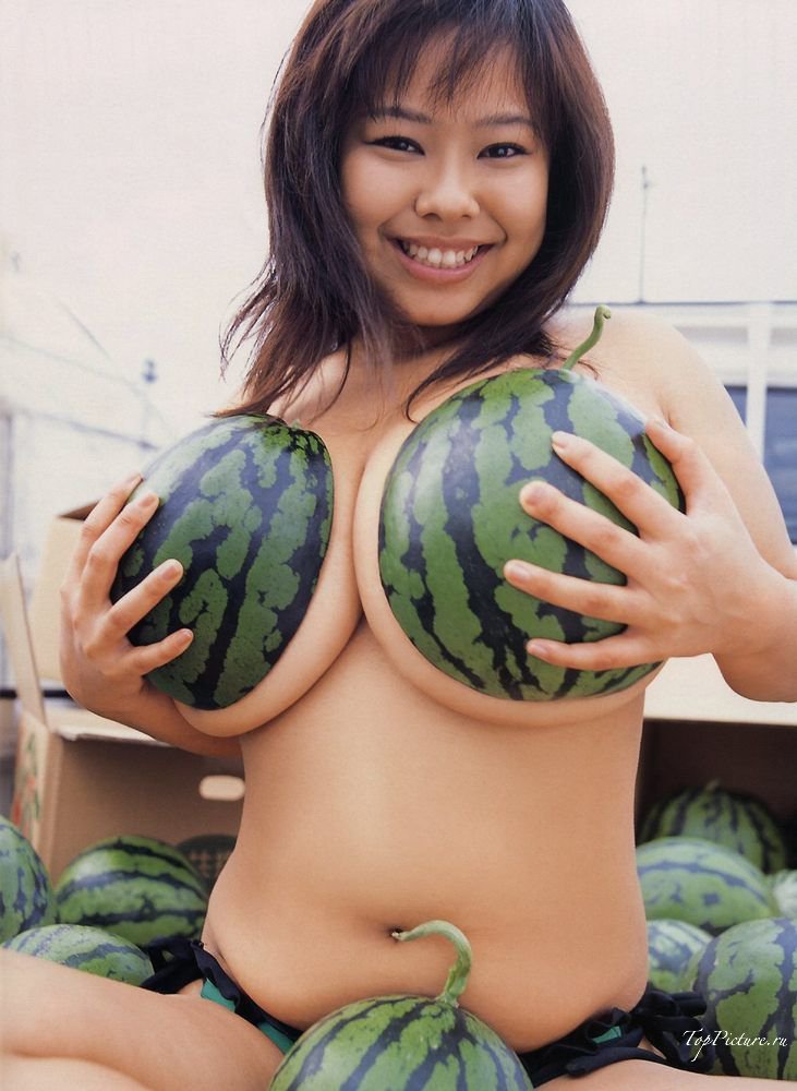 Толстая японка в бикини пробралась в теплицу с арбузами порно фото